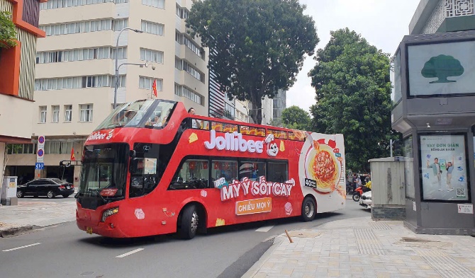 Xe bus quảng cáo Jollibee trên đường phố