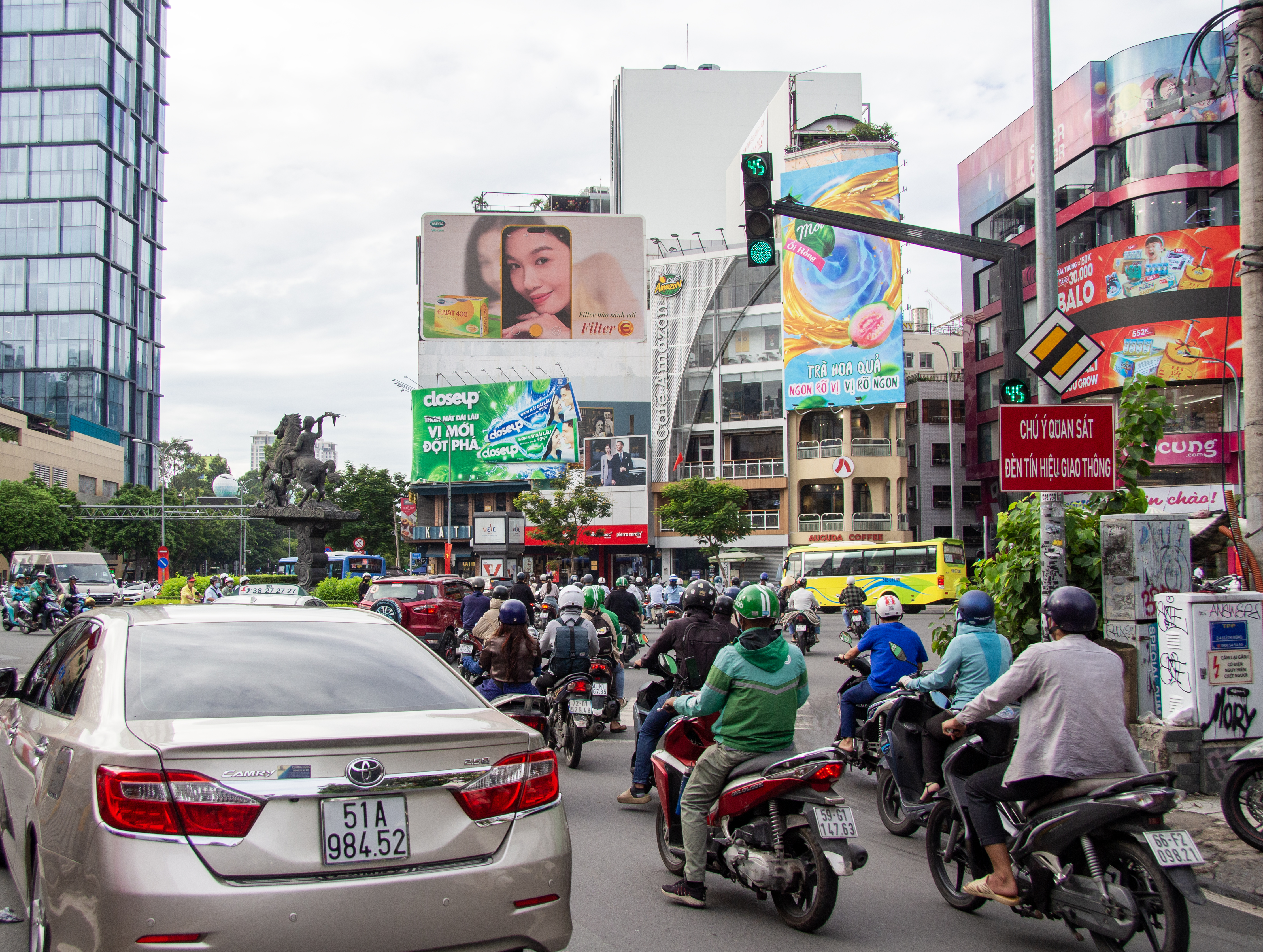 Cụm pano tại ngã tư trung tâm Quận 1