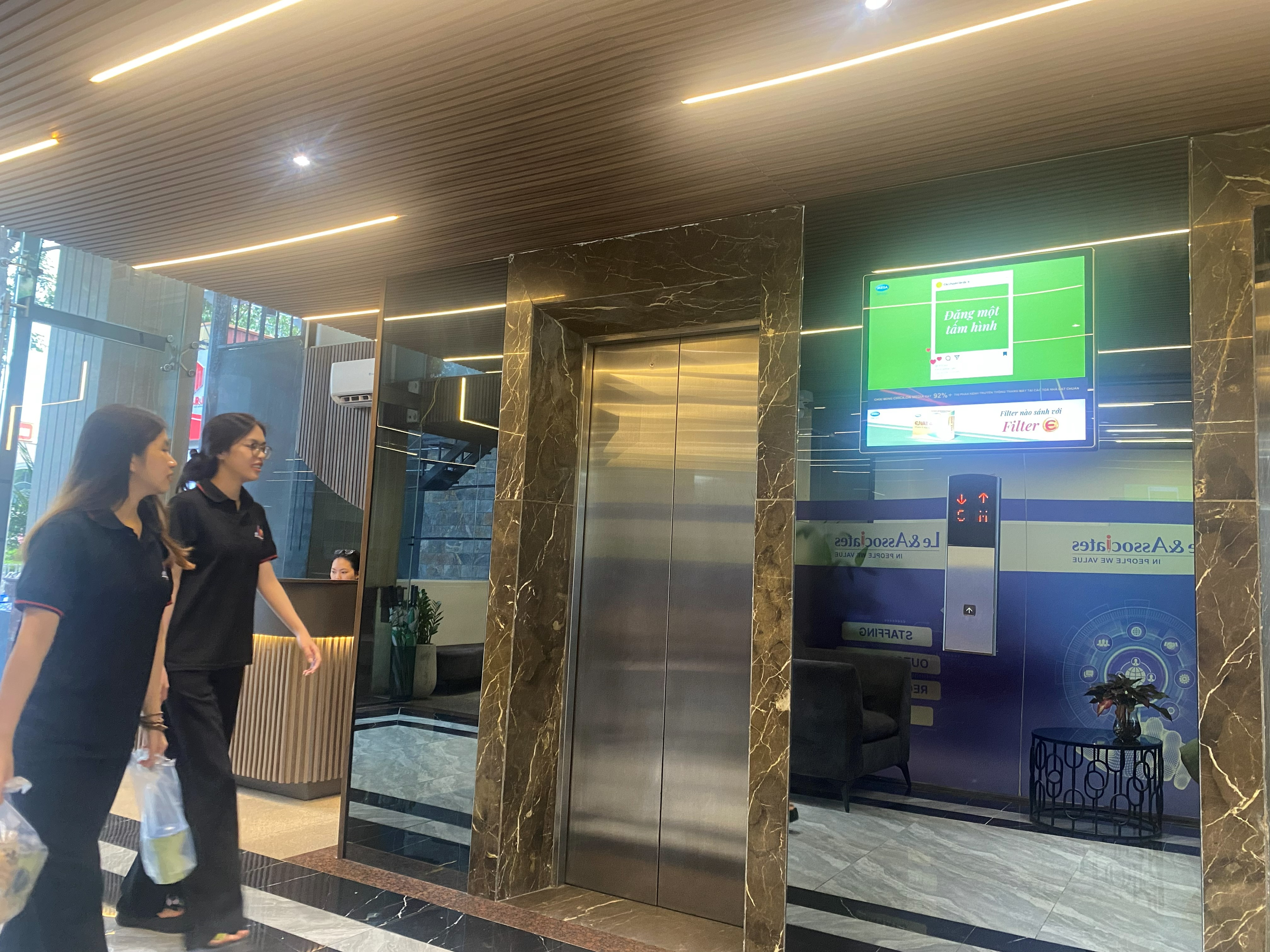 Màn hình LCD quảng cáo tại sảnh thang máy văn phòng