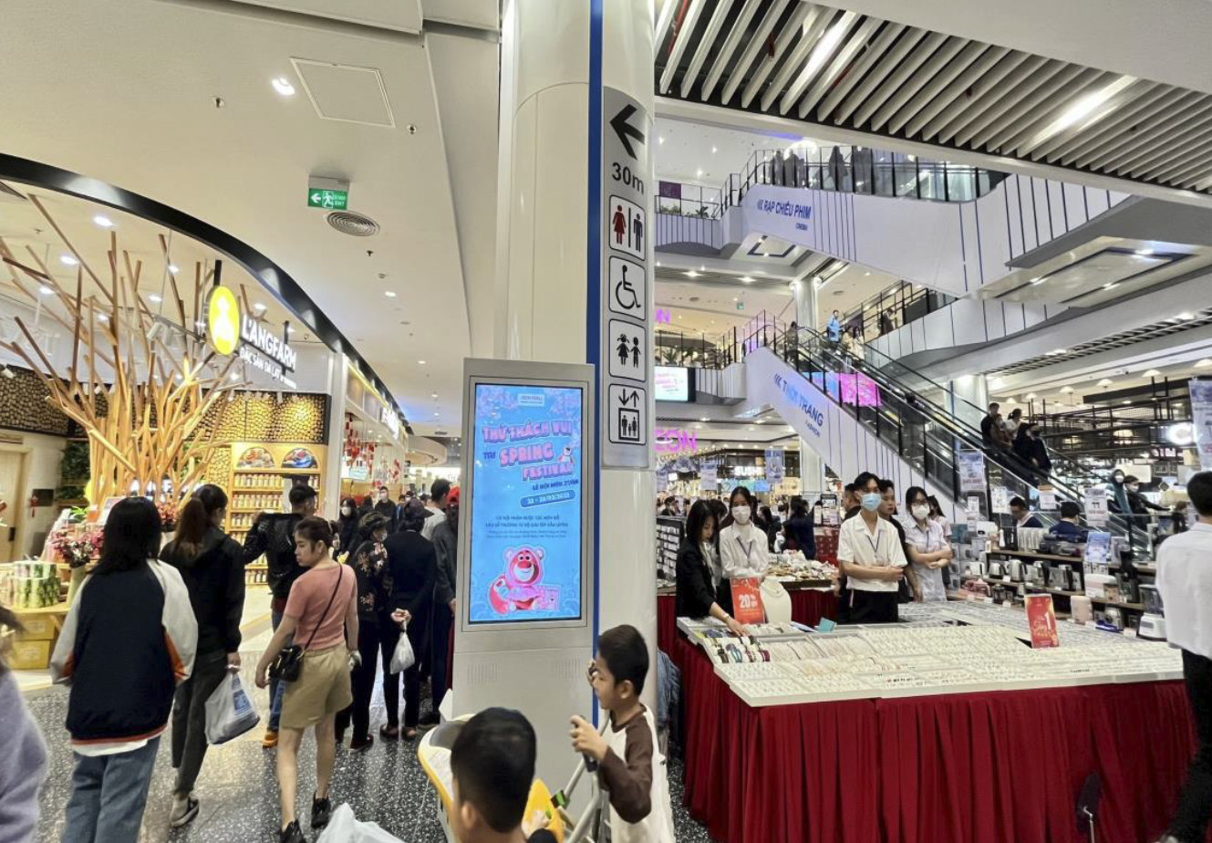 Khu vực sảnh TTTM với standee kỹ thuật số